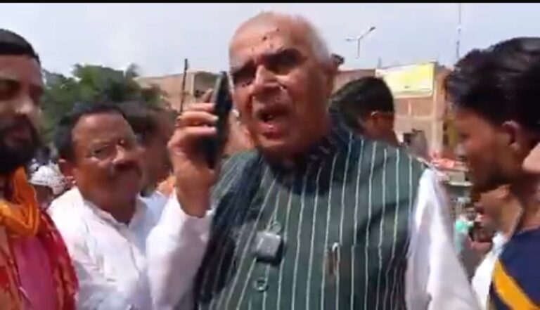 प्रशासन ने शारदीय नवरात्र में मंदिर ध्वस्त कर दिया?