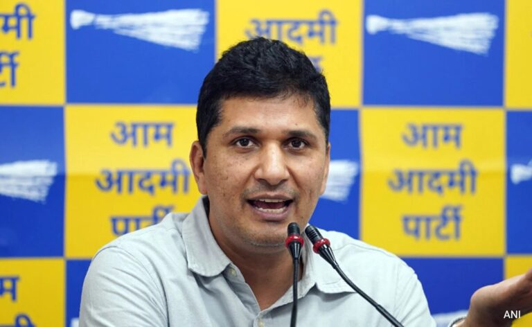 सूर्यकुमार ने सेना को समर्पित की पूरी मैच फीस, AAP नेता सौरभ भारद्वाज बोले ‘ट्रॉफी ना ली, मगर तस्वीरों में हाथ था’ मिलाया