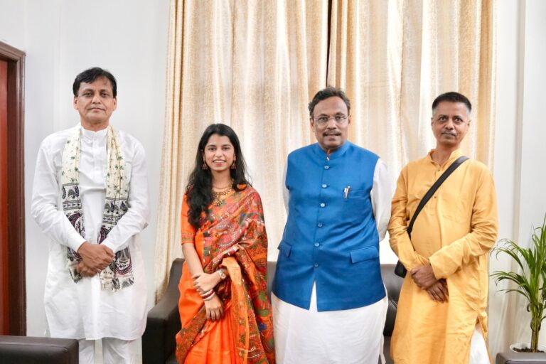 लोकगायिका से लोकनेता? मैथिली ठाकुर की बीजेपी नेताओं संग मुलाकात से अटकलें तेज़