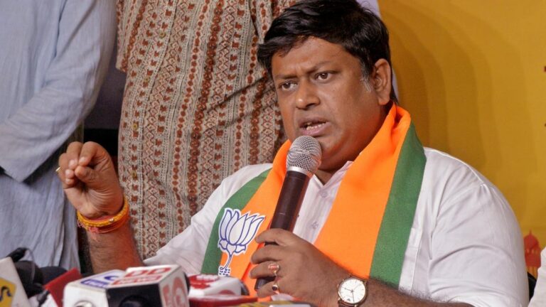 बंगाल में भाजपा सांसद पर हमले से सियासत गरम, सुकांत मजूमदार बोले TMC गुंडों पर हो SC/ST एक्ट में कार्रवाई