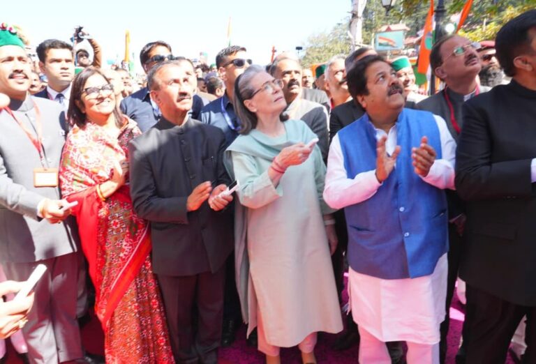 आधुनिक हिमाचल के निर्माता को श्रद्धांजलि, सोनिया गांधी ने किया वीरभद्र सिंह की प्रतिमा के अनावरण में दिखी एकजुटता