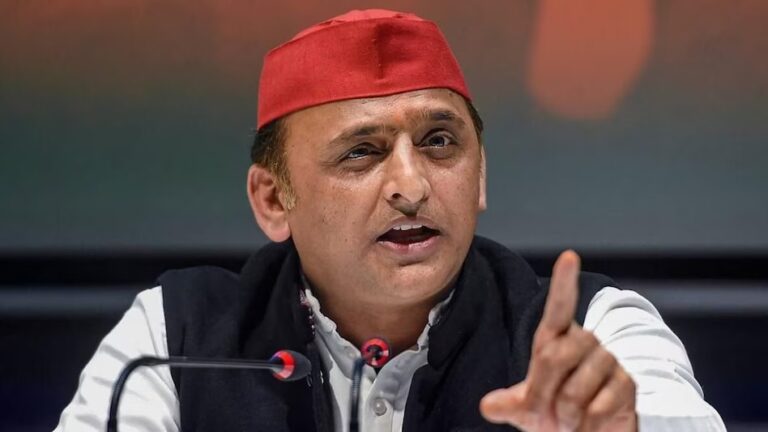 अखिलेश यादव के समक्ष सपा में शामिल हुए दर्जनों नेता, भाजपा पर तंज और सरकार पर गंभीर आरोप “जानें क्या है पूरा मामला”
