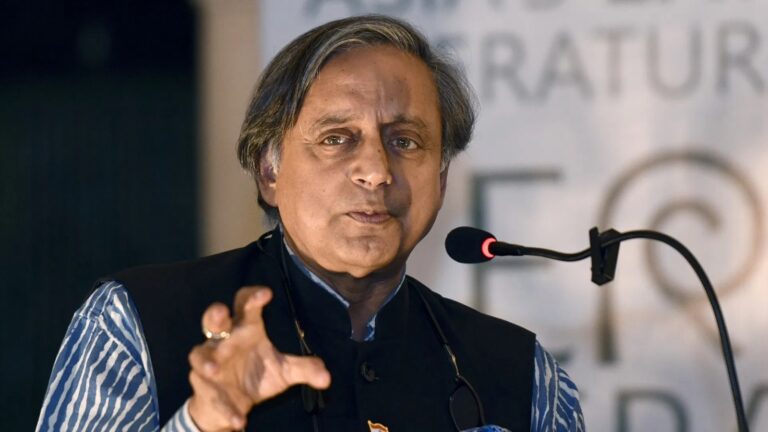 शशि थरूर ने सरफराज खान के समर्थन में उठाई आवाज, चयन कर्ताओं से घरेलू क्रिकेट को प्राथमिकता देने का आग्रह