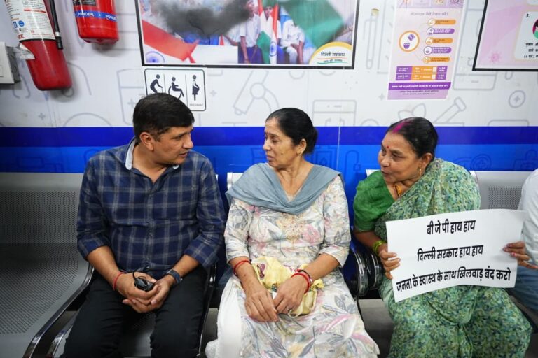 AAP Blames BJP’s ‘Four-Engine Government’ for Delhi’s Toxic Air, Accuses Rekha Gupta of Negligence and AQI Data Manipulation Amid Health Emergency