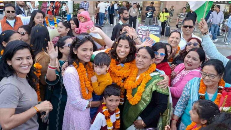 विश्व कप विजेता स्नेह राणा का देहरादून में भव्य स्वागत, मुख्यमंत्री धामी ने दी 50 लाख की प्रोत्साहन राशि