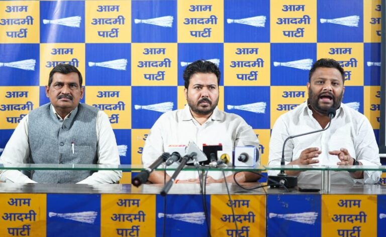 AAP Files Police Complaint Against BJP-Ruled MCD for Illegal Dumping of Bhalswa Landfill Waste in Residential Areas