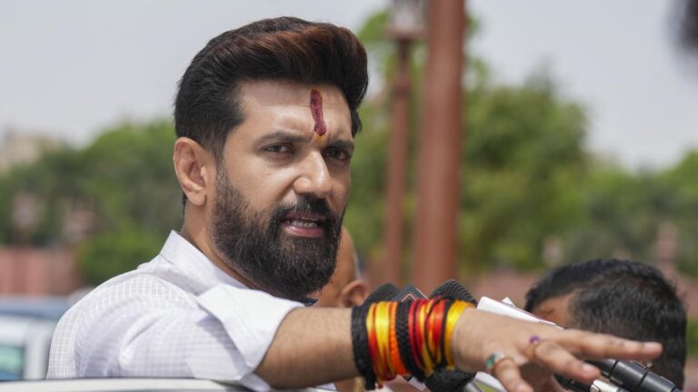 लालू परिवार के विवाद पर चिराग पासवान भावुक, कहा, मैंने हमेशा रोहिणी-तेजस्वी को अपना परिवार माना लेकिन ‘ऐसे वक्त पर चुप रहना ही सही’