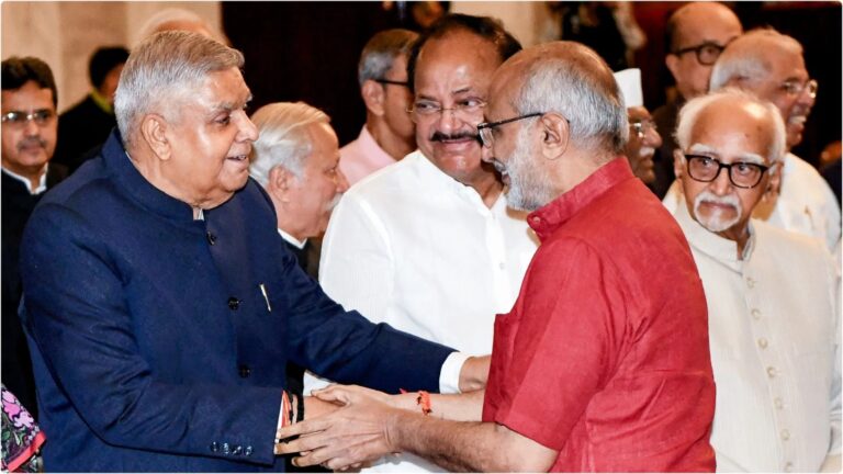 उपराष्ट्रपति सीपी राधाकृष्णन और पूर्व उपराष्ट्रपति जगदीप धनखड़ की शपथ के बाद पहली औपचारिक मुलाकात, दोनों नेताओं की पहली मुलाकात ने खींचा ध्यान