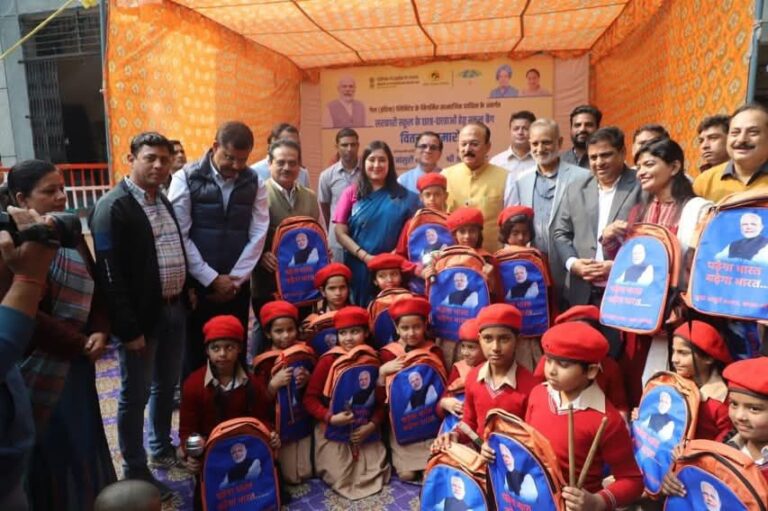 एमसीडी स्कूल लाजपत नगर पहुँचे शिक्षा मंत्री आशीष सूद, बच्चों को दिए सपनों से भरे नए स्कूल बैग