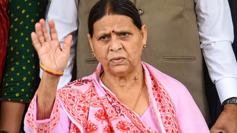 बिहार विधान परिषद में हंगामा: राबड़ी देवी ने किया वॉकआउट, विपक्ष बोला‘राज्य में इमरजेंसी जैसे हालात