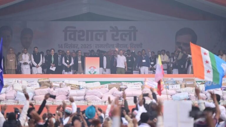 रामलीला मैदान से राहुल गांधी का बड़ा हमला, ‘वोट चोरी कर रही BJP, चुनाव आयोग भी साथ’