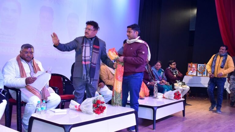 बीजेपी अटल स्मृति सम्मेलन में गुटबाजी का खुलासा, महानगर अध्यक्ष और कार्यकर्ताओं के बीच धक्का-मुक्की और मारपीट