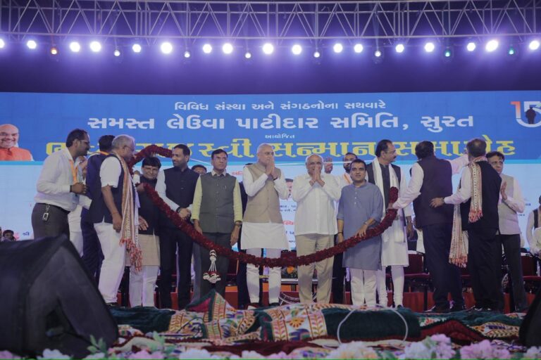 સમસ્ત લેઉવા પાટીદાર સમિતિ, સુરત દ્વારા મુખ્યમંત્રીશ્રી ભુપેન્દ્રભાઇ પટેલ, પ્રદેશ ભાજપા અધ્યક્ષશ્રી જગદીશભાઇ વિશ્વકર્મા, નાયબ મુખ્યમંત્રીશ્રી હર્ષભાઇ સંઘવીની ઉપસ્થિતિમાં મોટા વરાછા ખાતે રાજસ્વી સન્માન સમારોહ યોજાયો