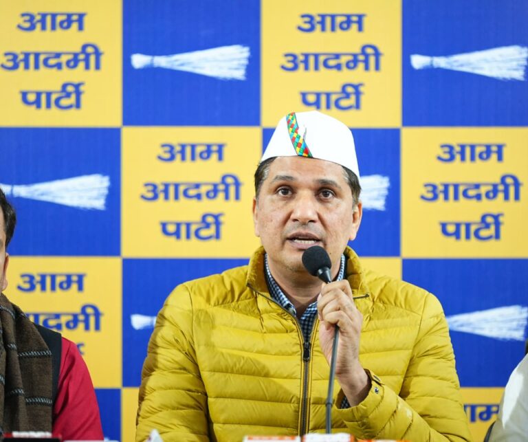 आशीष सूद जी, हम छोटे लोग नहीं हैं, पैसे से गरीब हैं लेकिन दिल से अमीर हैं- सौरभ भारद्वाज