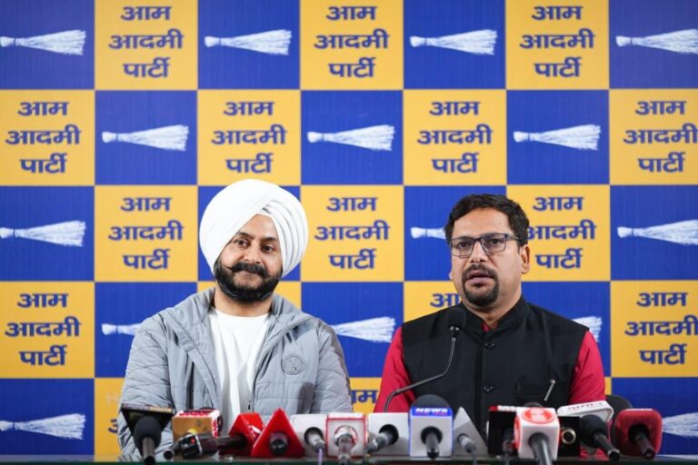 सवाल पूछने पर सजा, प्रदूषण पर चुप्पी संजीव झा और जरनैल सिंह का सरकार पर तीखा हमला