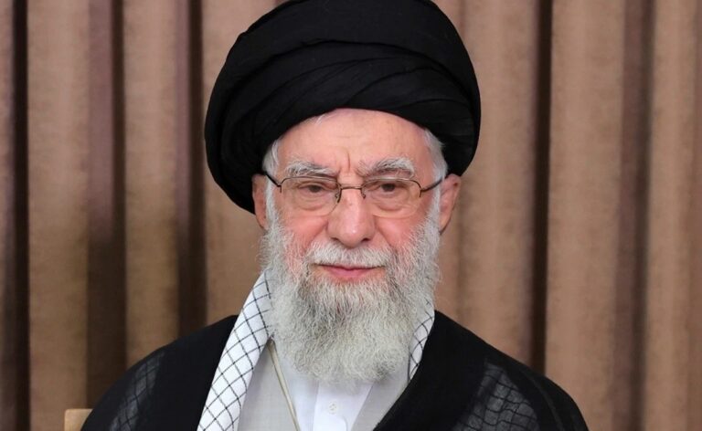 ईरान-अमेरिका के बीच छिड़ेगा महायुद्ध? USS अब्राहम लिंकन की तैनाती के बाद तेहरान के किलेबंद बंकर में शिफ्ट हुए खामेनेई