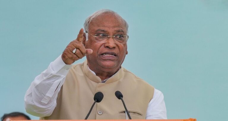 गणतंत्र दिवस पर प्रोटोकॉल उल्लंघन का आरोप, खरगे बोले विपक्ष और संविधान का हुआ अपमान