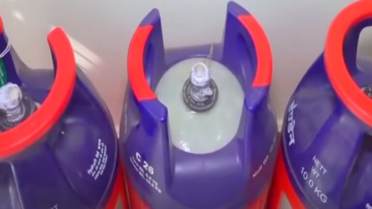 “आम आदमी की जेब पर वार! 1 फरवरी से महंगा हुआ गैस सिलेंडर, जानें अपने शहर के नए रेट