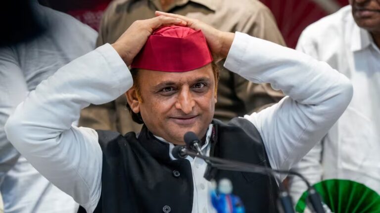लखनऊ ईदगाह में नमाज़ के बीच पहुंचे अखिलेश यादव, भीड़ बेकाबू—योगी सरकार पर साधा निशाना