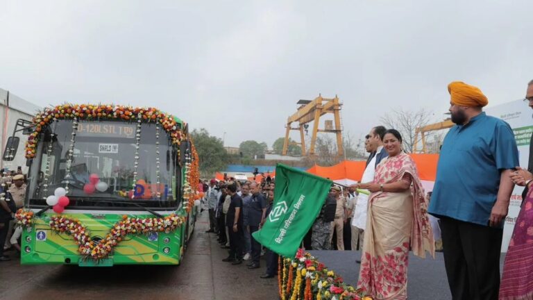 दिल्ली को मिली 200 नई इलेक्ट्रिक बसों की सौगात, CM रेखा गुप्ता ने दिखाई हरी झंडी