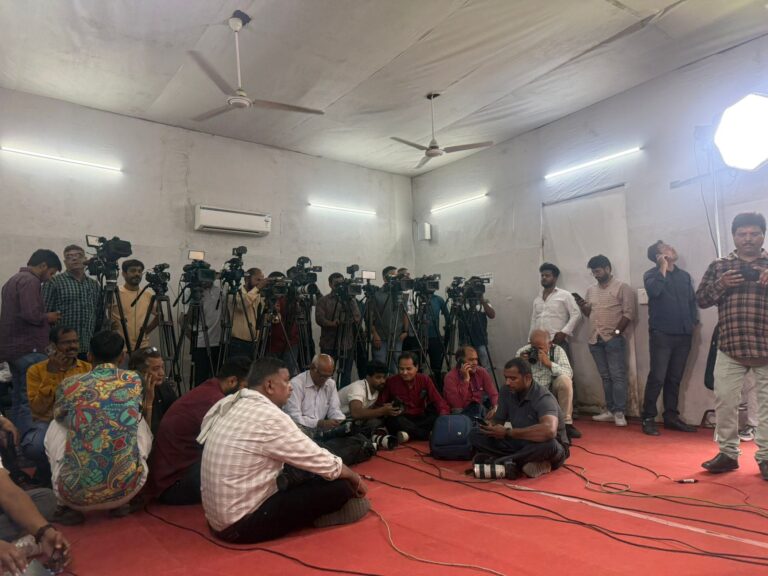 Sheeshmahal Politics and Journalists on the Floor