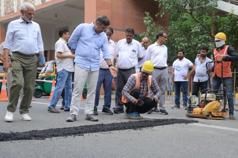 मानसून से पहले दिल्ली की सड़कों को गड्ढामुक्त बनाने में जुटे मंत्री प्रवेश साहिब सिंह, एक दिन में 2000 से अधिक गड्ढों की मरम्मत का अभियान