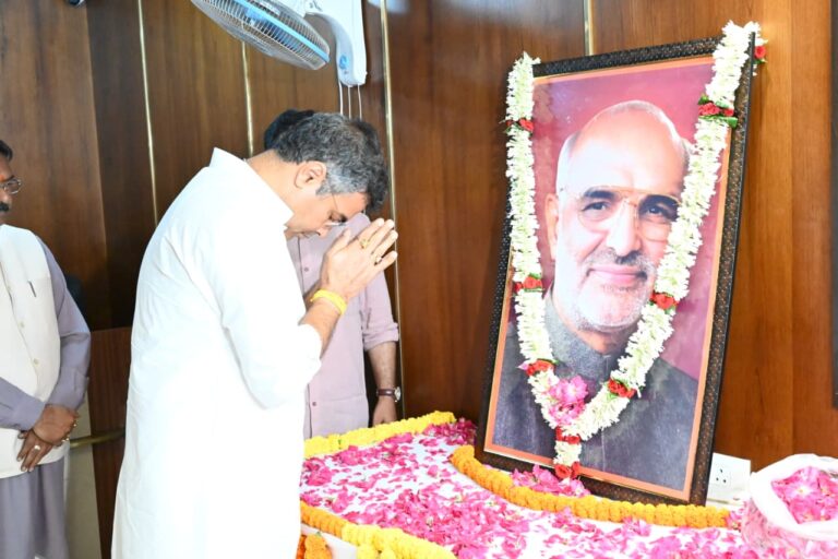 दिल्ली के पूर्व मुख्यमंत्री साहिब सिंह वर्मा की पुण्य तिथि पर भाजपा नेताओं एवं कार्यकर्ताओं ने श्रद्धासुमन अर्पित किए