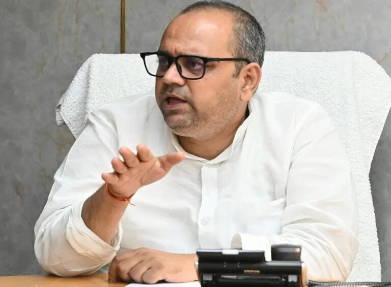 दिल्ली में पुराने ट्रकों और बसों की जगह आएंगे नए वाहन, ‘नया सफर योजना’ लागू करेगी दिल्ली सरकार