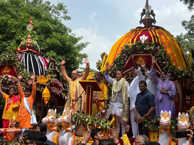 भगवान श्री जगन्नाथ की रथयात्रा में शामिल हुए रक्षा मंत्री राजनाथ सिंह, बोले – यह यात्रा भारत की सनातन संस्कृति और सामाजिक समरसता का प्रतीक है