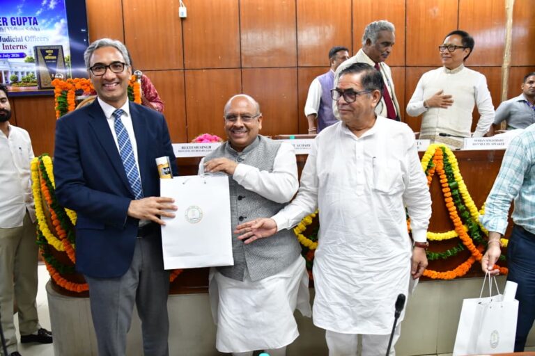 दिल्ली विधानसभा पहुंचे प्रशिक्षु न्यायिक अधिकारी, विधानसभा अध्यक्ष विजेंद्र गुप्ता ने बताया संविधान में शक्तियों के संतुलन का महत्व