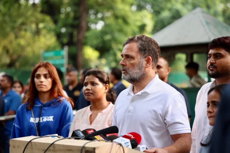 छात्रों पर बर्बर कार्रवाई और श्रीराम मंदिर में चढ़ावा चोरी को लेकर इंडिया गठबंधन के सांसदों ने निकाला विरोध मार्च