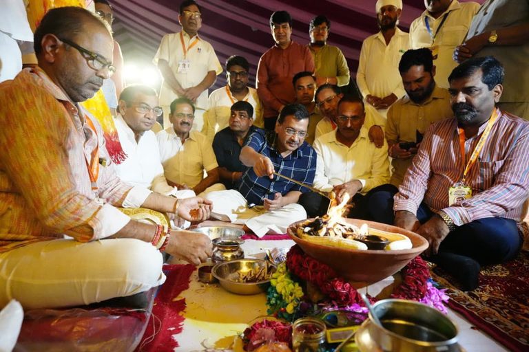 कृष्ण जन्माष्टमी महोत्सव में शामिल हुए अरविंद केजरीवाल