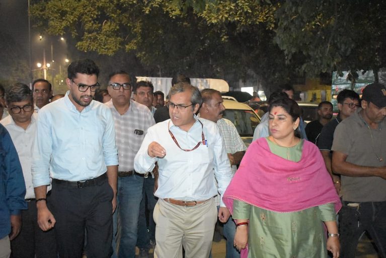 निगमायुक्त ने कालकाजी साप्ताहिक बाजार का किया निरीक्षण